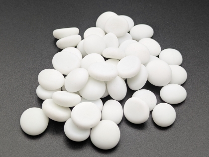 Preview: Glasnuggets weiß opak eisig matt 15-17 mm/1 kg